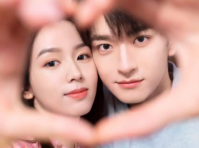 别对我动心 (2024) 超前点播 完结 24 集全集岳千灵（周也 饰）在离职的当天，与暗恋对象，新入职的第九事业部负责人顾寻（林一 饰）擦肩而过，为此，她不惜回到公司，对顾寻大胆追爱，顾寻却冷淡以待，甚至当着全校师生面将岳千灵的告白狠狠拒绝......原来，顾寻早已倾心彪悍飒爽的网友“糯米小麻花”